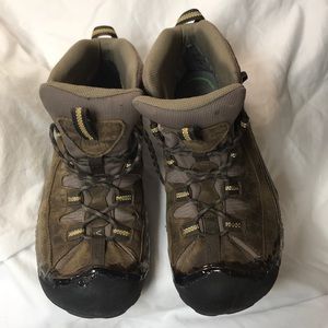KEEN.  9.5”. Men’s Targhee II, mid hiking boots.